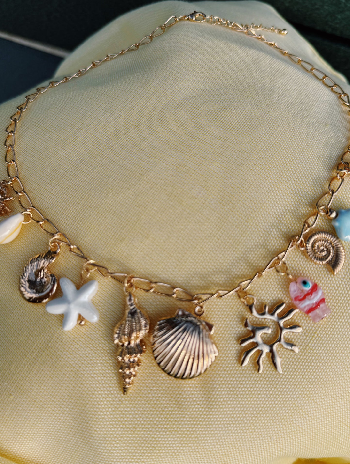 Sol, Playa, y arena Charm Necklace