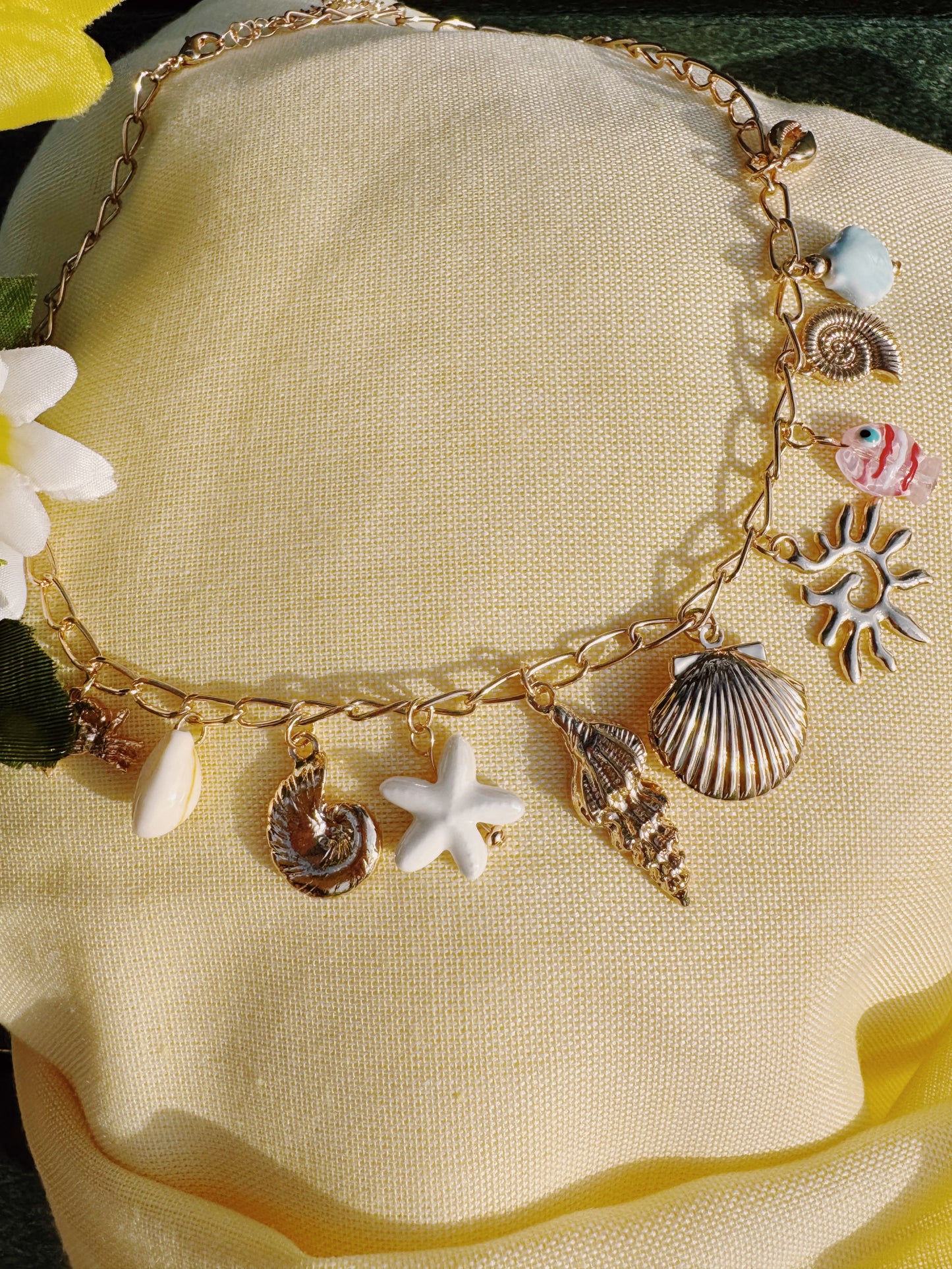 Sol, Playa, y arena Charm Necklace
